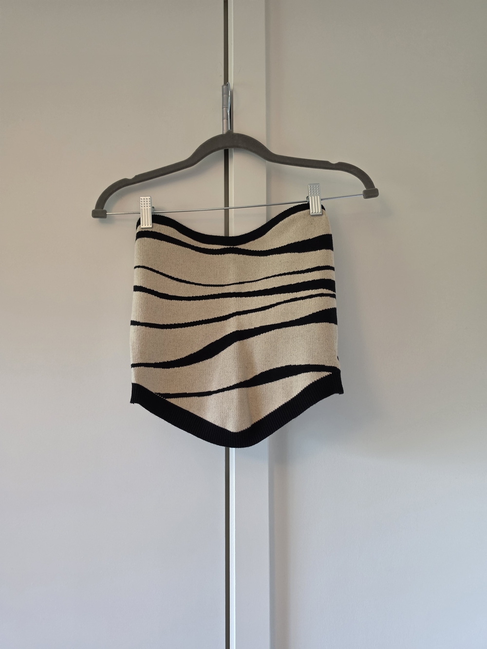 Commense Cream and Black Wave-Stripe Women's Knit Tank Top